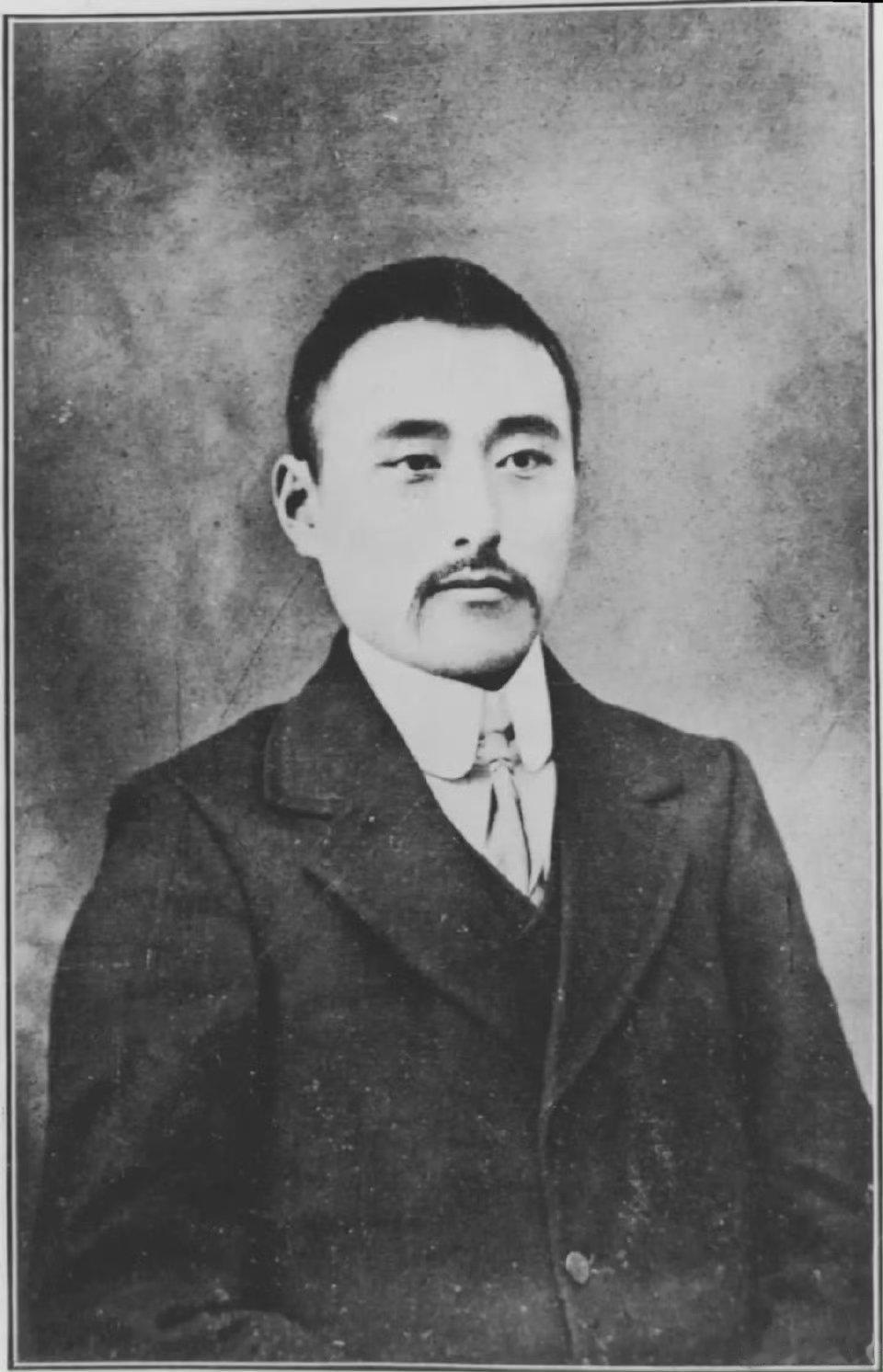 我们深切缅怀我国近代职业教育的先驱，杰出的社会活动家，中国民主建国会主要创始人、