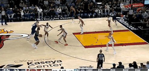 强硬上篮！打球的伦纳德还是厉害！
在今天NBA常规赛快船对阵热火的第二节比赛中，