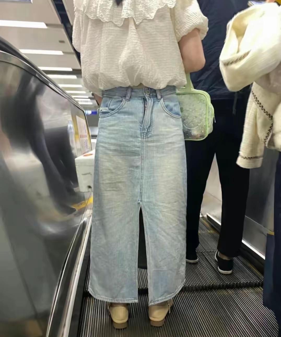 不懂就问问，她是不是穿反了？还是现在就流行这种穿衣风格，年轻人的时尚，确实不太了