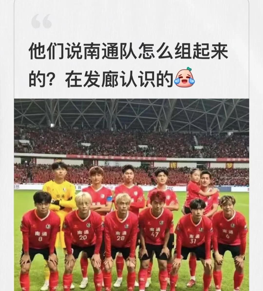 发色不是为了好看，是当二维码用的。
张宇通一头亮黄，跑起来像盏移动警示灯，队友不