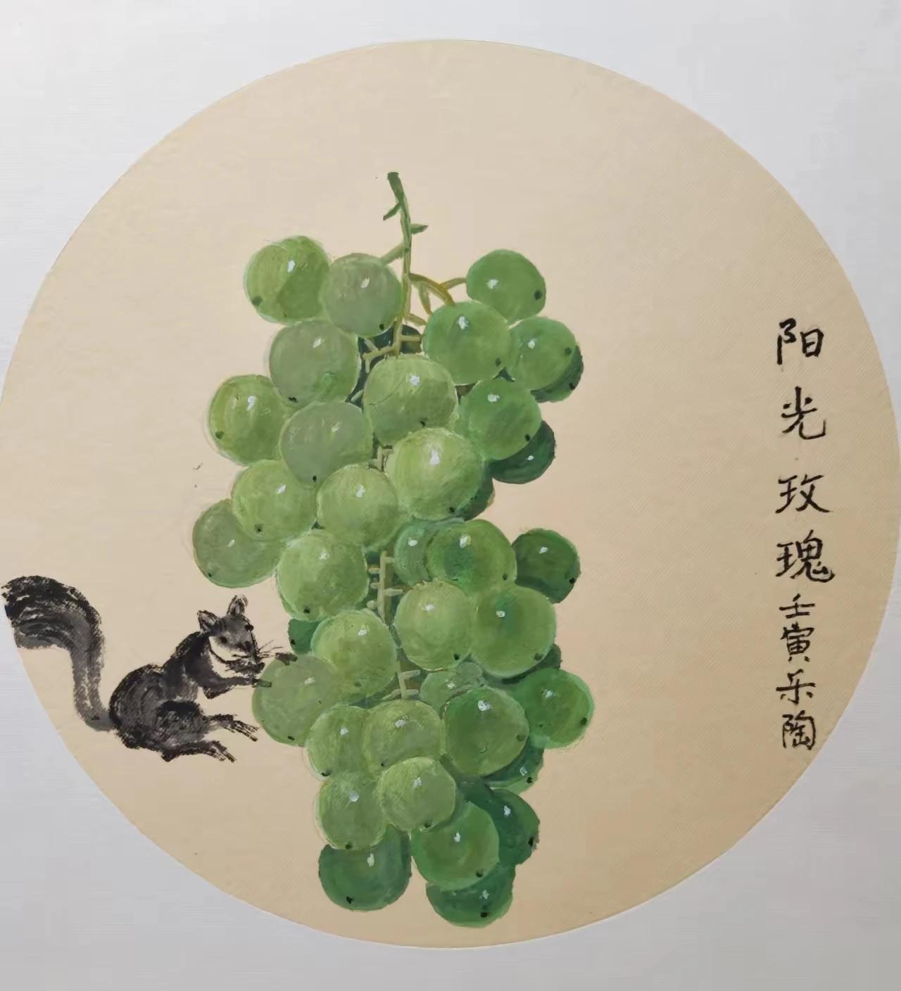 这幅葡萄卡纸画栩栩如生，几乎能以假乱真。醉心国画的你定能在这条路上有所成就。