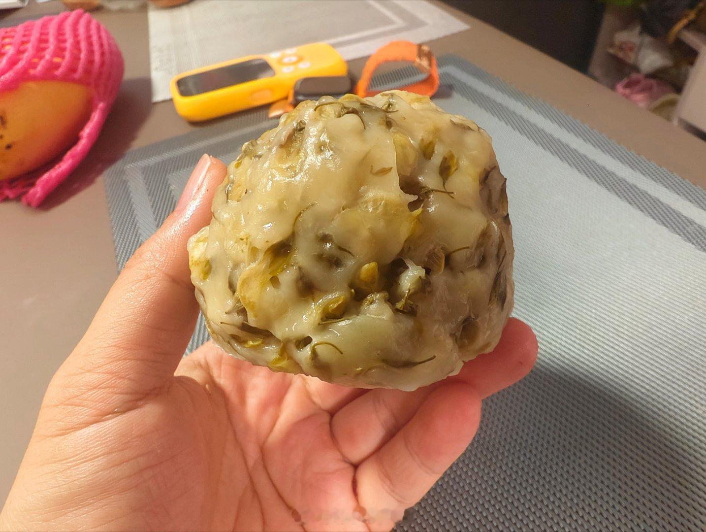 俺老娘知道俺喜欢吃榆钱子窝头，临回来之前现蒸再速冻，每个都裹上保鲜膜防止串味儿和