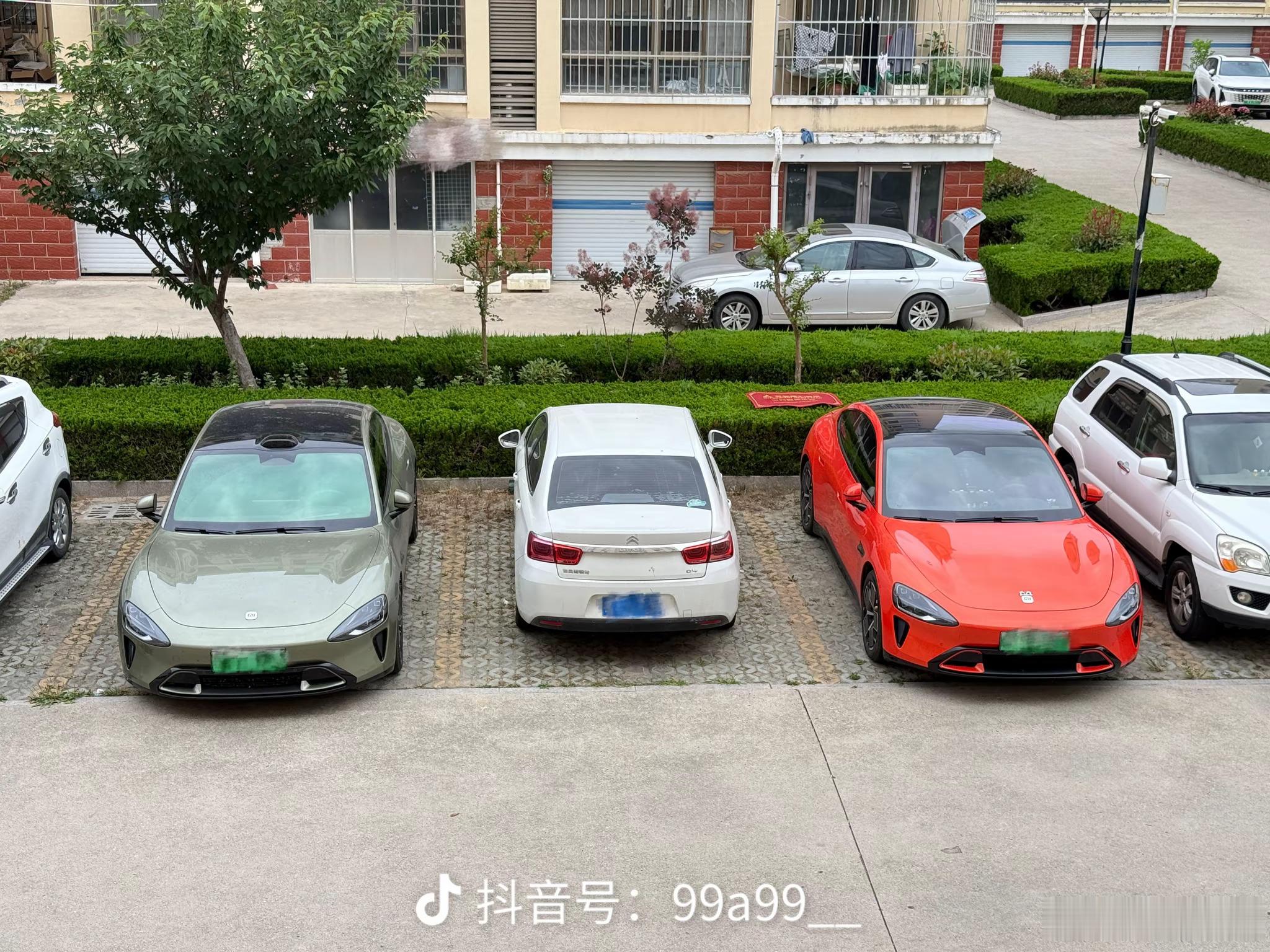 虽然小米SU7是轿跑，但实际上C级的车身很大很宽，不比不知道，一比就吓一跳...