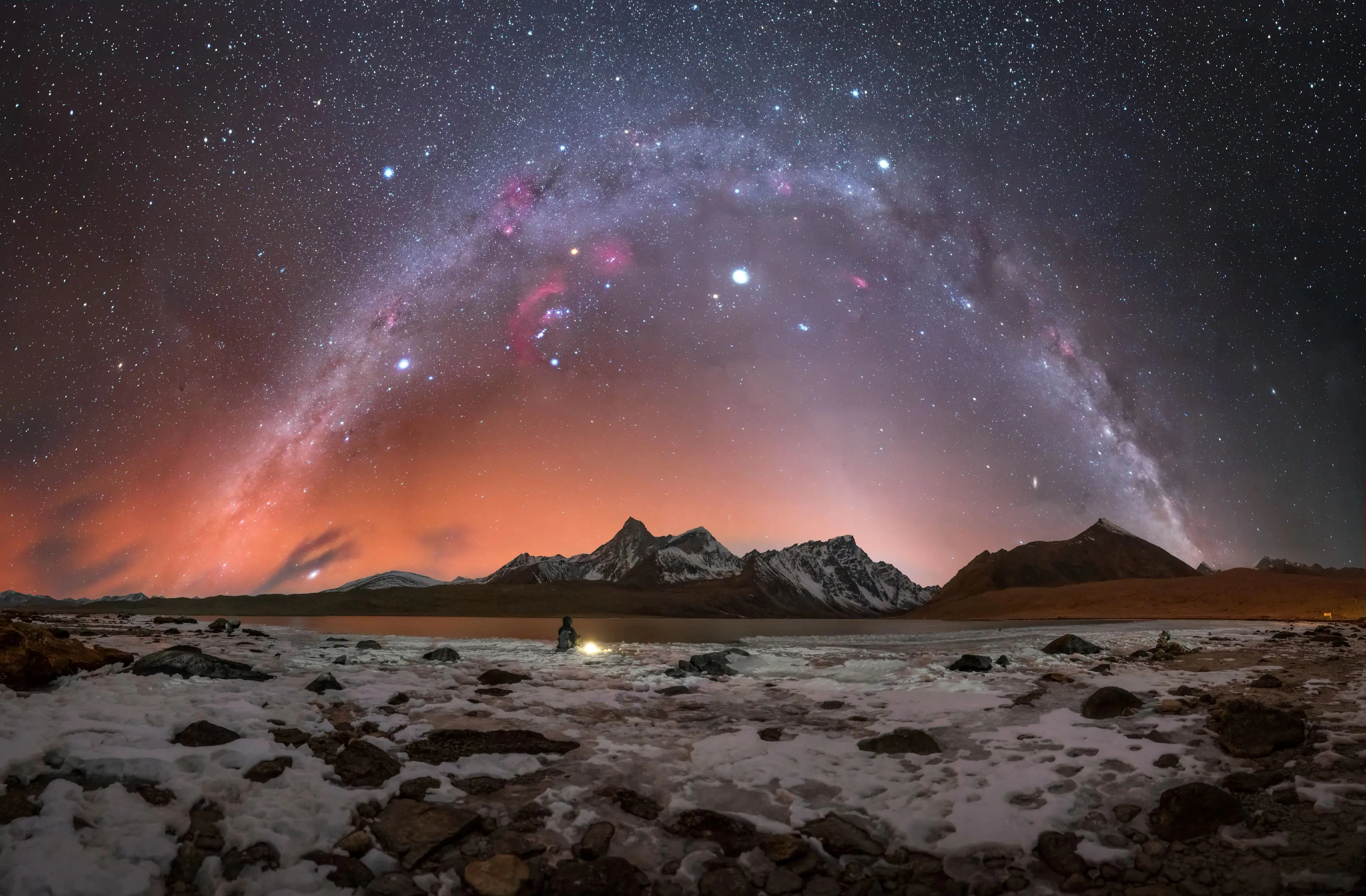 在阿玛直米独享星空。在海拔4900m的暗区除了能见到清晰的银河拱桥还能...