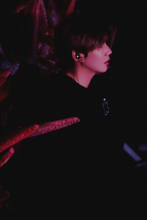 王源吹起一场久违的想念王源共同见证三个泡泡 我们今晚见！！ 