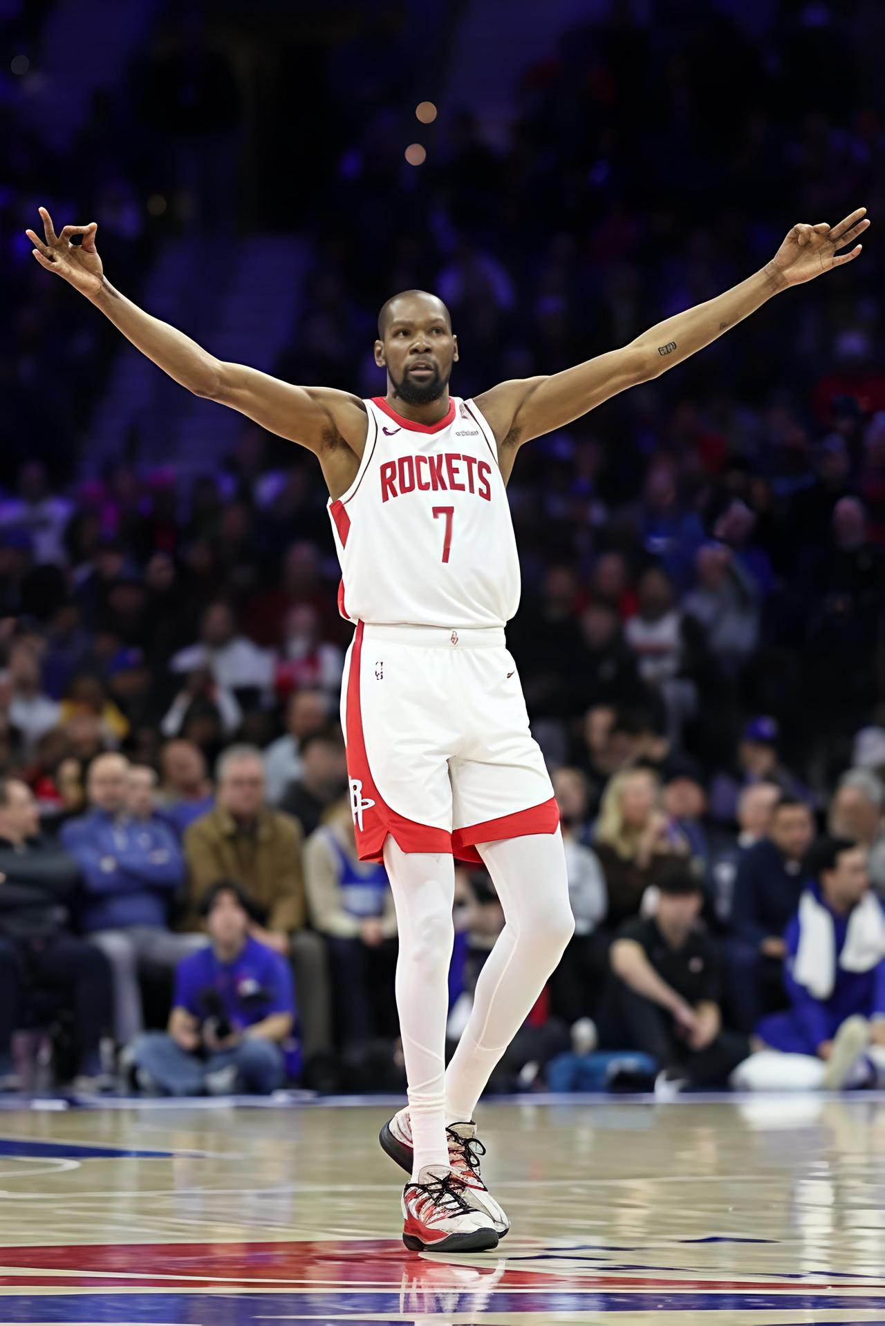 肖华为了收视率，想让湖人与火箭打抢七，那么就安排杜兰特轮休。湖人第一场才有机会在