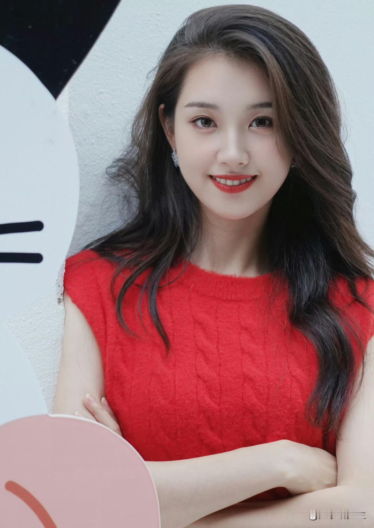 郭宇欣这个人，越细看越让人觉得不简单。

表面上是靠短剧甜妹形象火起来的演员，一