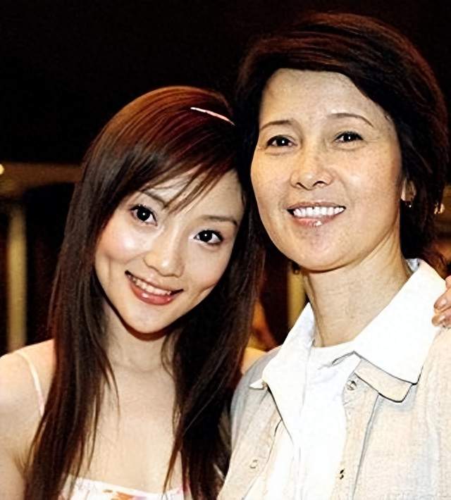 45岁李小璐现状曝光：人到老了会不会后悔？答案早已写满结局