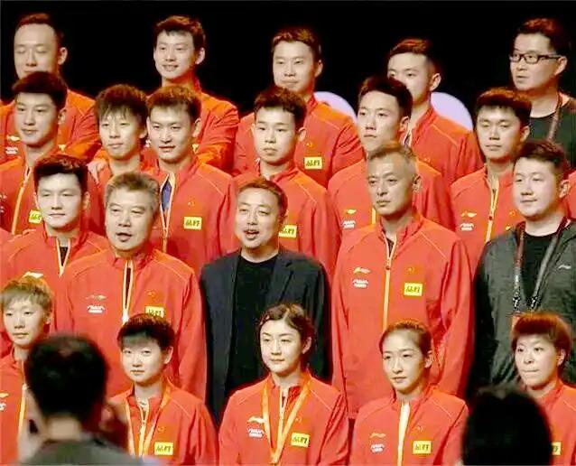 这张国乒21人成员大合照：

我认出了前排细眉飞扬的陈梦，清眸流盼的孙颖莎，金发