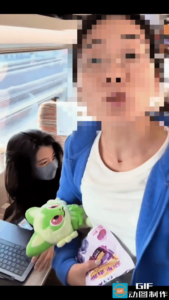 4月6日，郑州至上海的列车上，一对情侣没有买到坐在一起的票，一个抱着孩子的女子坐