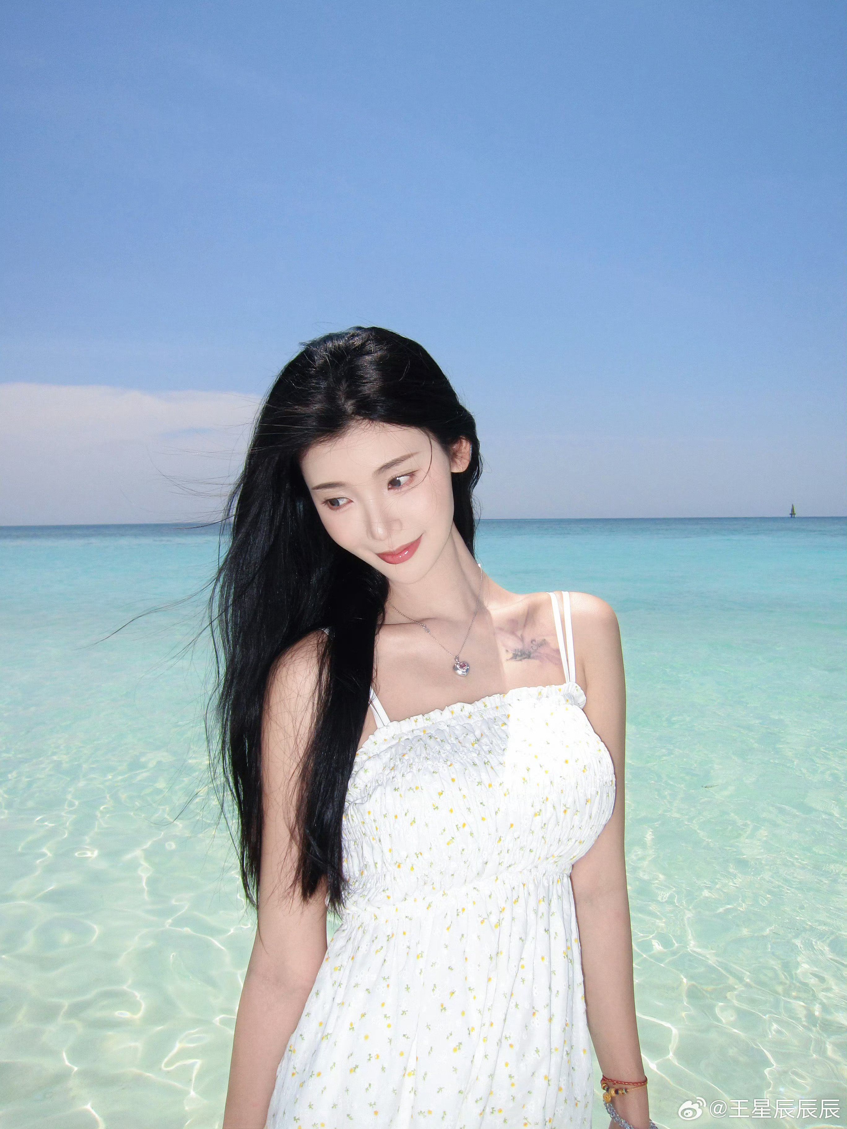 王星辰海边拍照🌊 