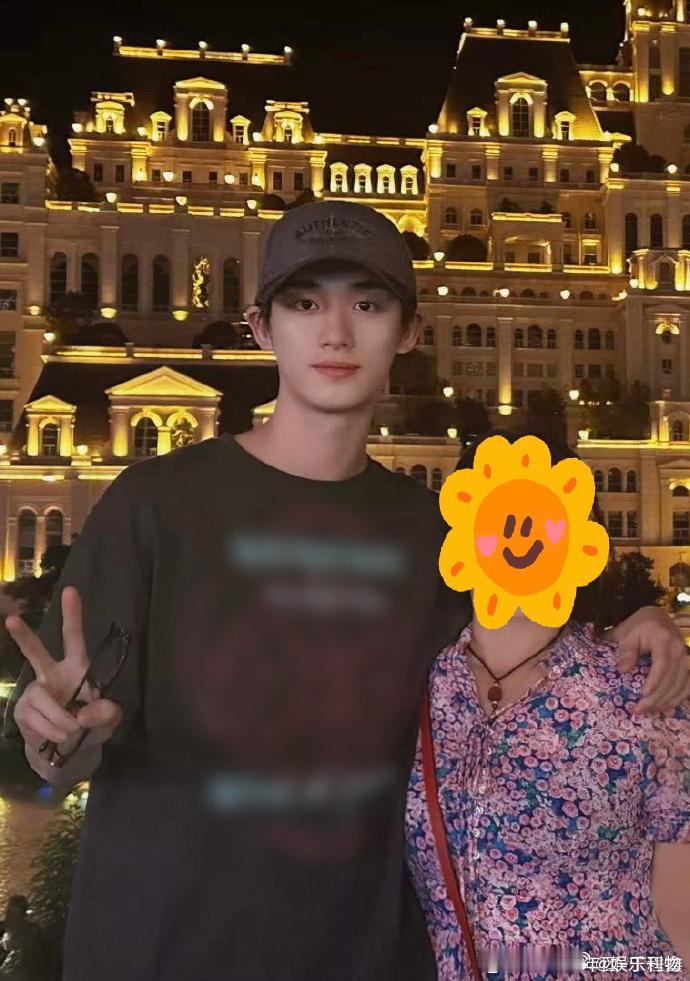 丁程鑫感谢妈妈赐予他帅气脸庞丁程鑫发博祝妈妈节日快乐 最新微博动态：祝妈妈节日快