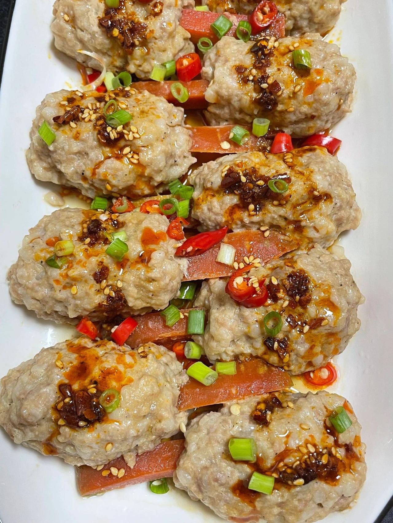 这个麻辣肉丸子真的巨好吃，巨下饭，做法也不难，只是腌的时候要掌握好料的量，就根据