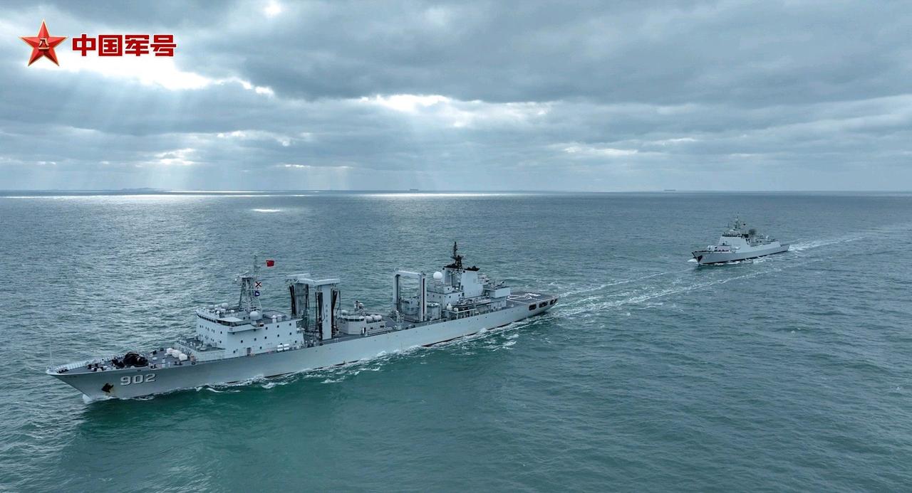 进行横向补给的驻马店舰

新批次改进型052D真好看

903A补给门架附近控制