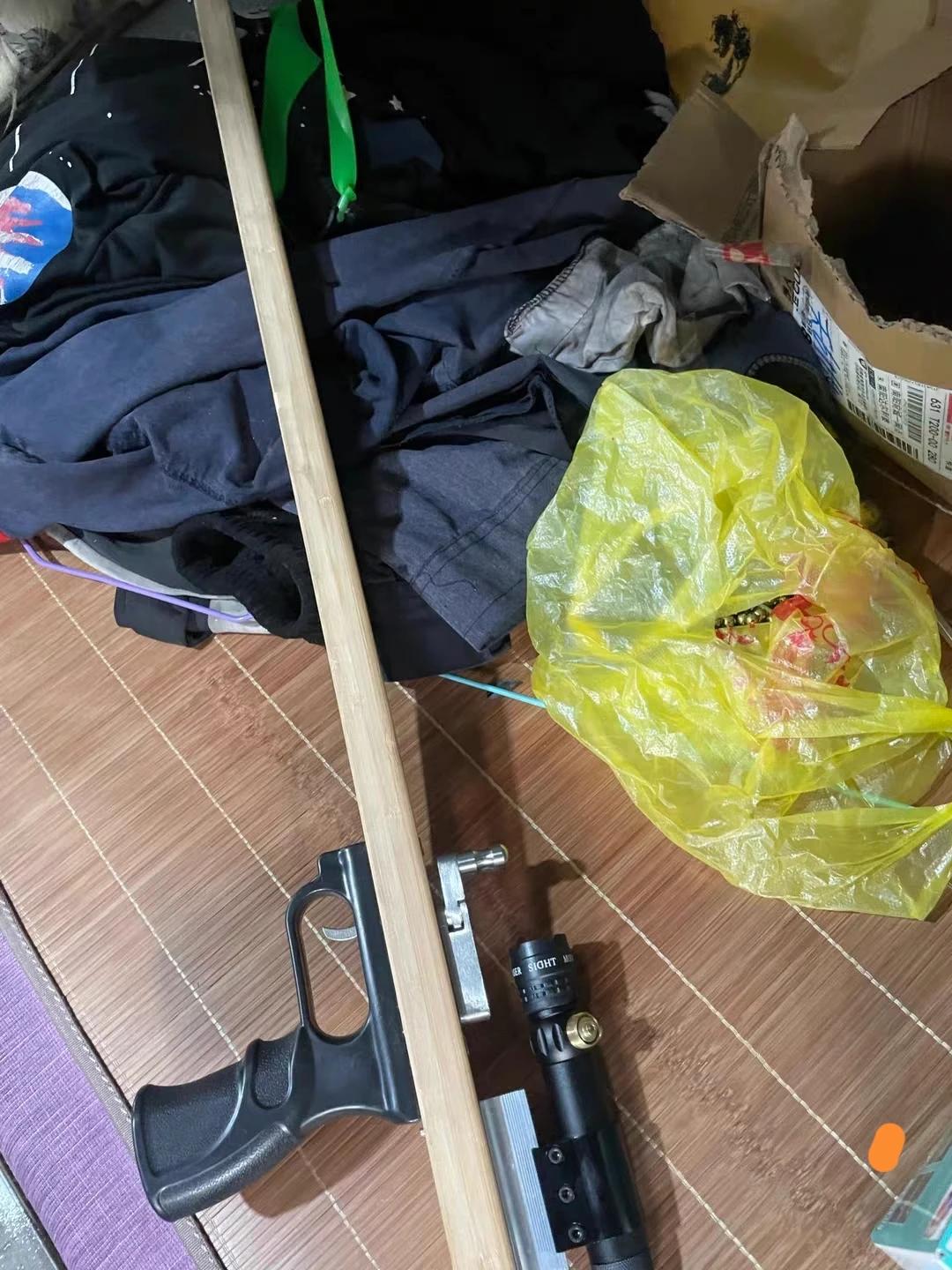 这样的弹弓打出去是可以伤人的，近距离可以打破玻璃
我也买了一把这样的弹弓，试了一