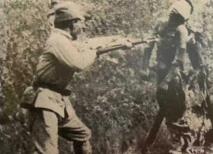 1937年，南京。
被俘的士兵被蒙住眼睛挂在树上，充当日军练习刺刀的活靶子。
