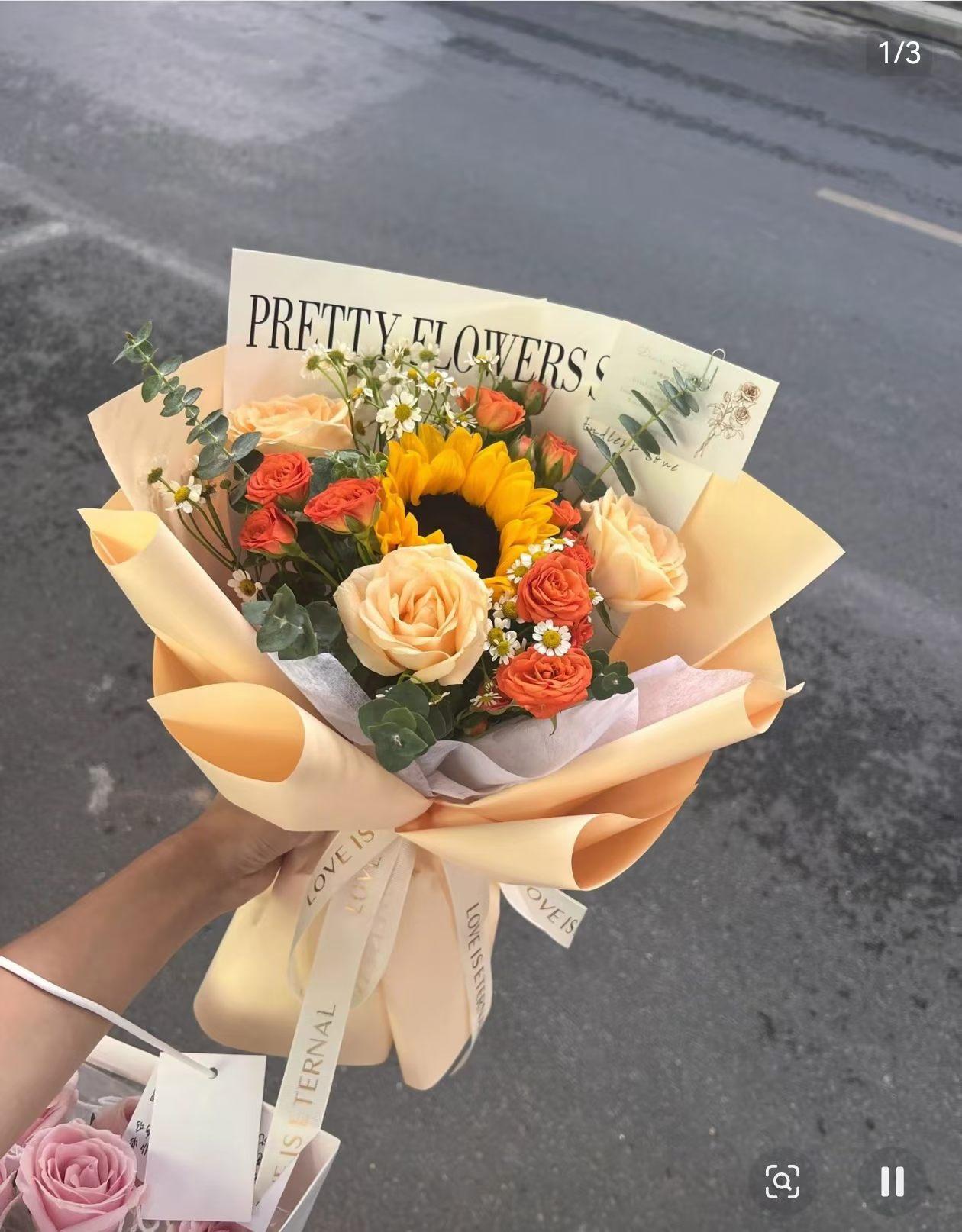 今天是老婆生日，女儿送来鲜花祝贺妈妈生日快乐，老婆偷着对我说女儿就爱乱花钱，买点