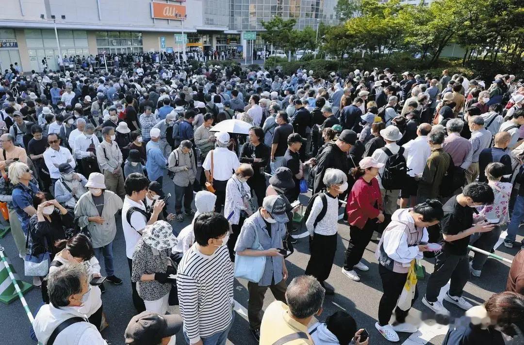 坐不住了！日本表态！
 
先把话捋直了：谁都爱自由行，这没毛病。但眼下这拨还赖在