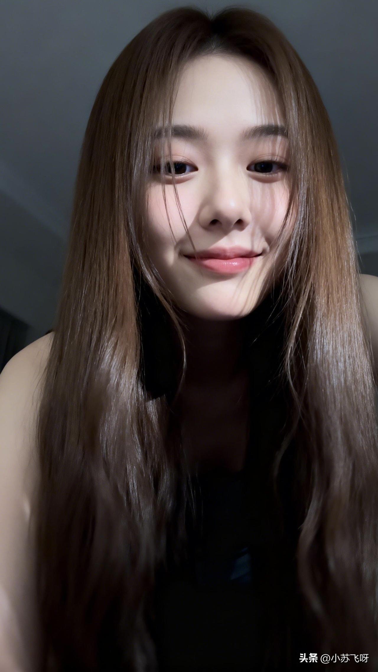 ：女生心动时，就像春日里悄然萌发的新芽，不经意间情愫暗生。正所谓：“初见恰似春芽