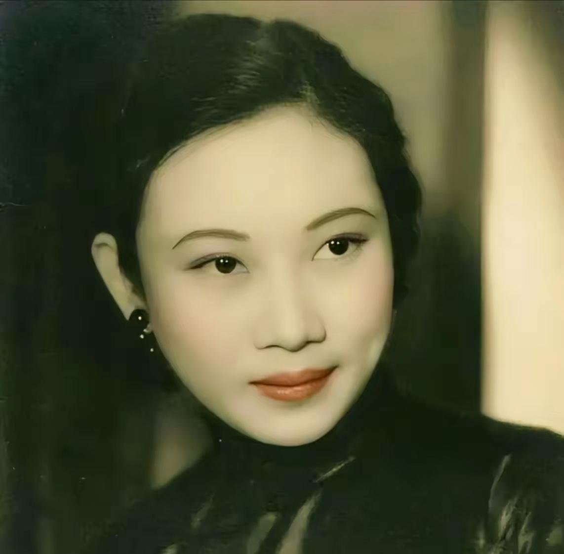 1943年，胡蝶被戴笠霸占。当时，胡蝶气喘吁吁地说：“戴笠，你占了我的身子，却得