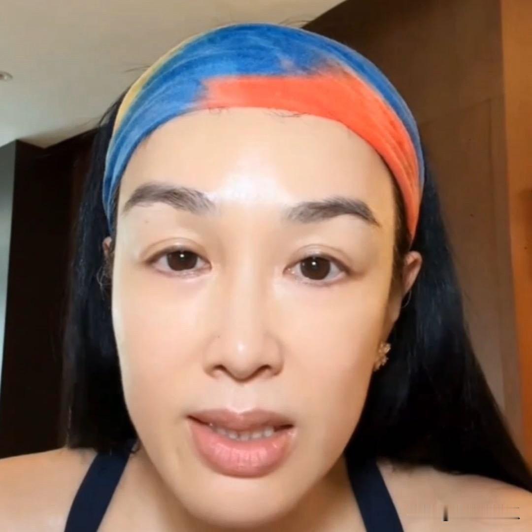钟丽缇
我有预感，她已经放弃为张伦硕生孩子的想法了。
他有白头发，他说自己每周都