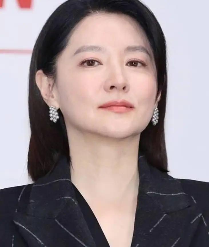 李英爱的老公郑豪泳，韩国财阀里最让人服气的一个。

巅峰期手里攥着2兆亿韩元，通