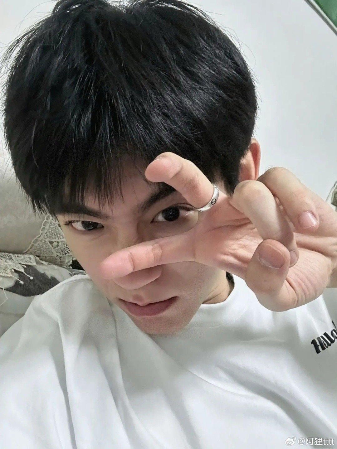 李卿古惑仔风 谁能想到如今温文尔雅的公孙鄞，当年是街头最靓的仔。这反差感确实强，