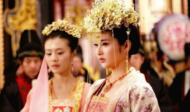 公元589年，隋平陈后，隋文帝特意挑选了一架缴获来的精美屏风，千里迢迢送去突厥给