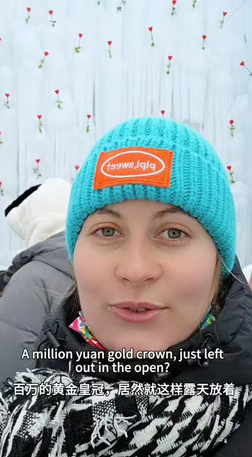 外国游客被长白山百万皇冠整破防了长白山的雪景与璀璨皇冠相映成画每一份美好都被用心