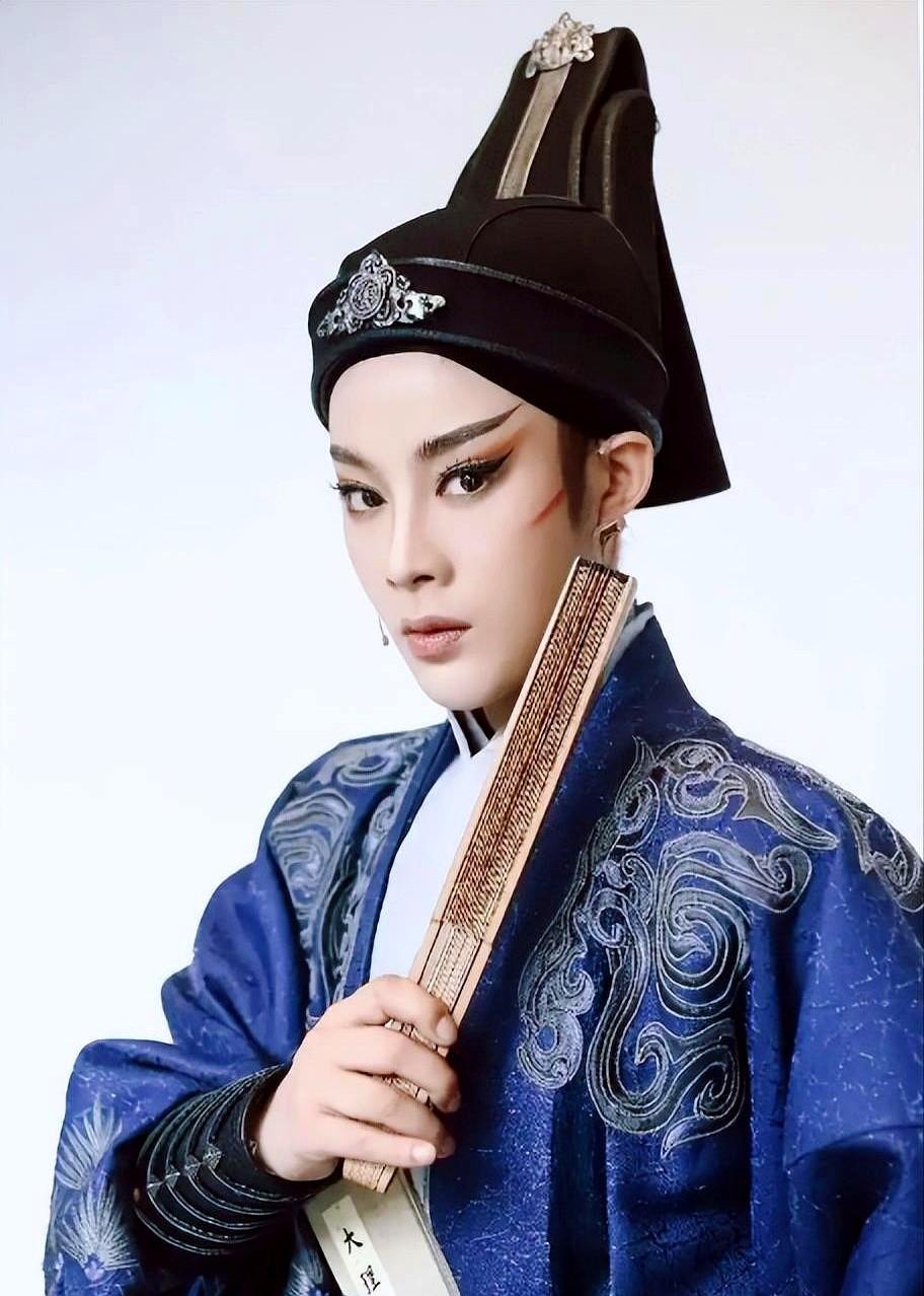 都说女儿长得像爸，但像到陈丽君这个份上的，真不多见。

把她和父亲老陈的照片放一