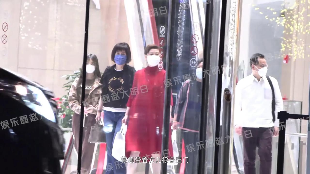 6月7日，狗仔拍到冯小刚老婆徐帆带着养女徐朵与一众好友聚餐，视频中，徐帆身穿红色