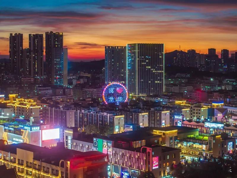 海口楼市还是挺秀的。
在2021年那一波房价大涨里面，海口楼市也跟着涨了一波。