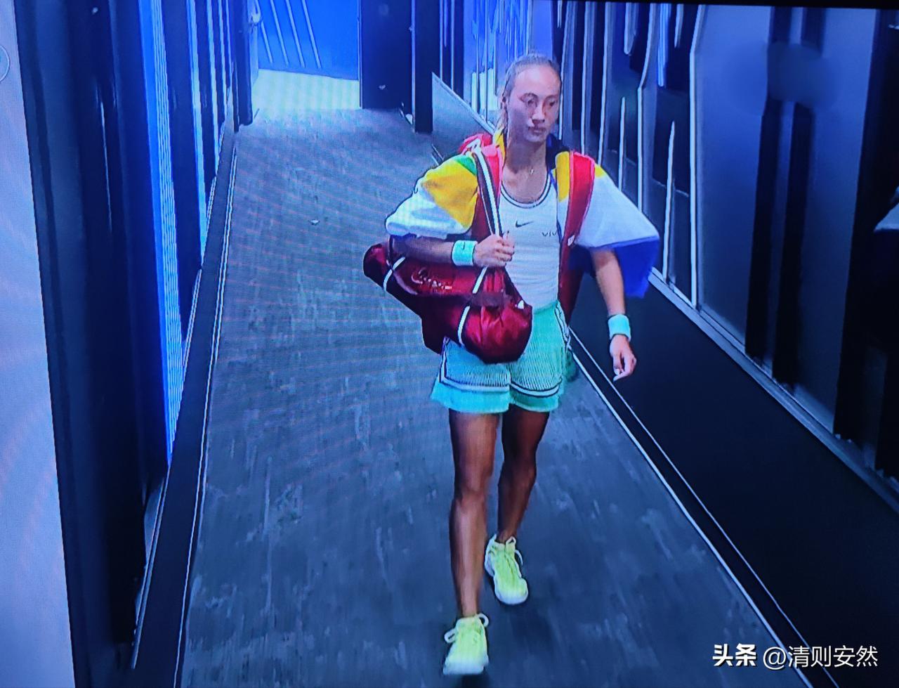 郑钦文心有不甘，确实只是运气差了那么一点点！
美网女单1/4决赛，郑钦文1-2惜