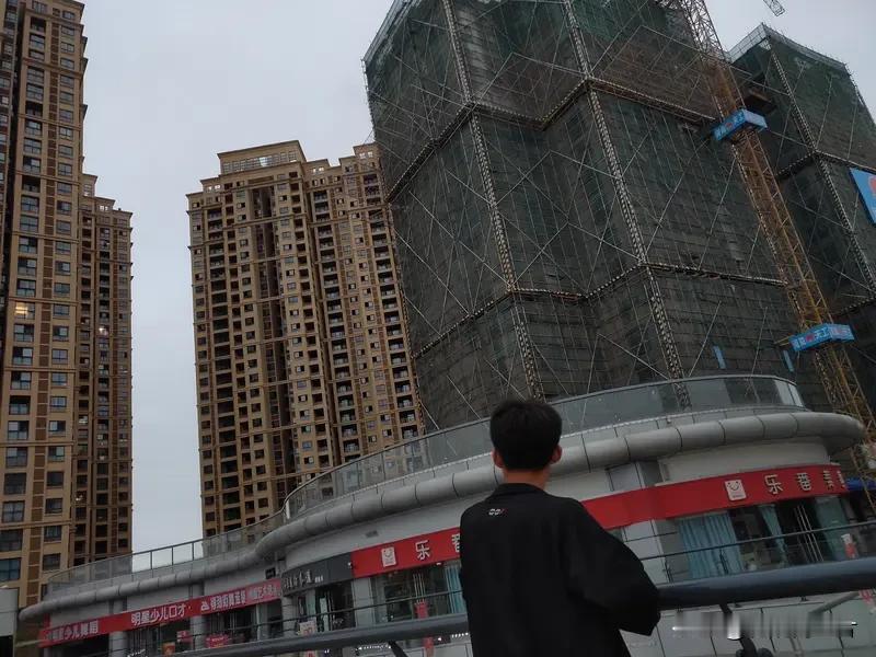 结婚20万彩礼，我妈一分没留全给弟弟买房，还说我是姐姐就该帮衬。我哭着求她留点，
