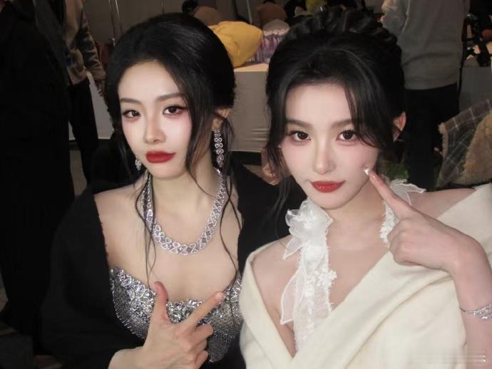 喻言孔雪儿最新合照 喻言孔雪儿最新合照，和好朋友见面这样拍，你们两个就这样美萌啊