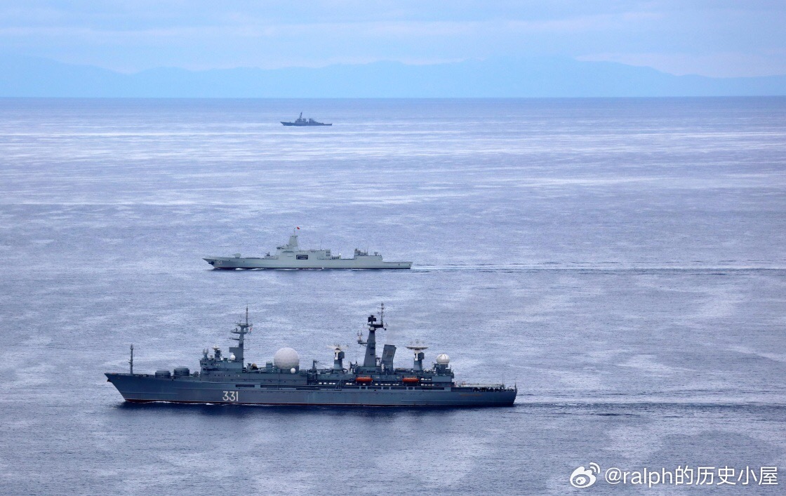 2021年10月19日中俄首次海上联合巡航舰艇编队在西太平洋海域联合航渡。这是俄