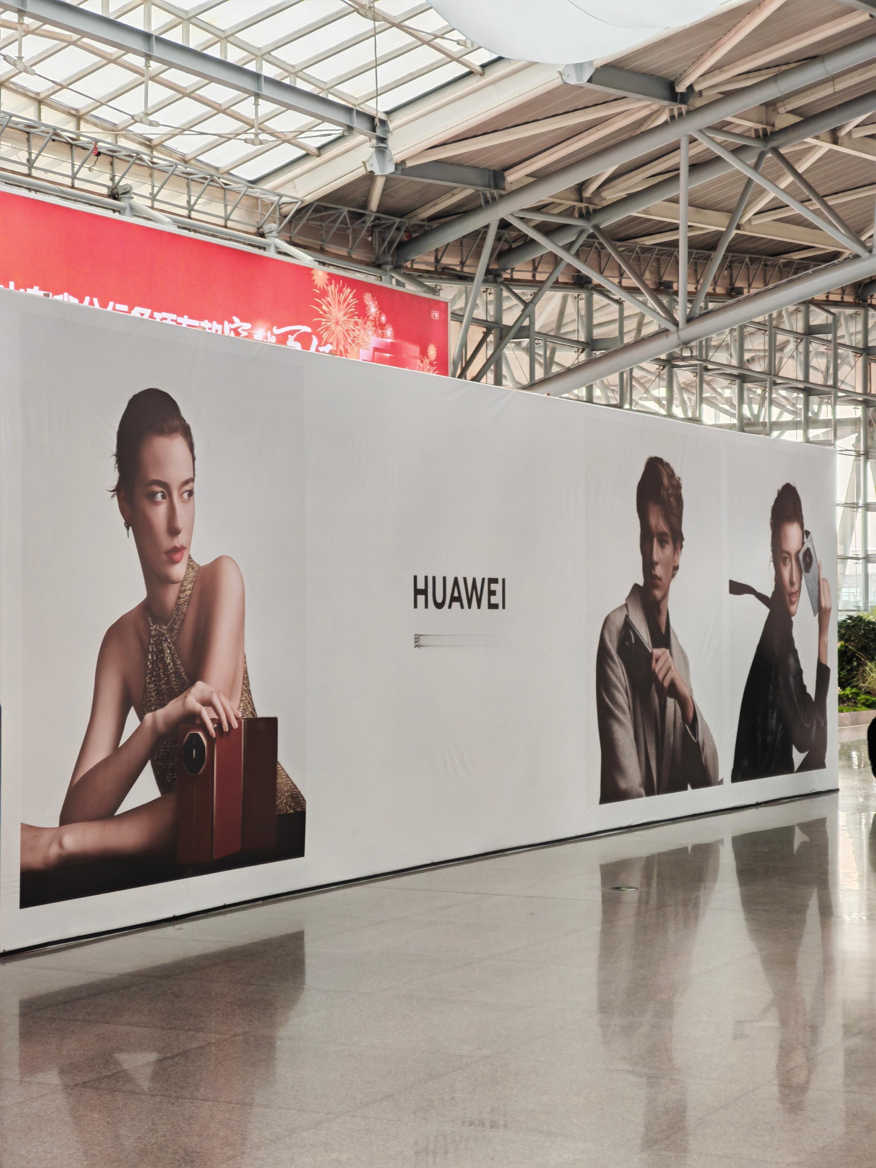 你还真别说，华子最近在机场开了很多形象店，几天没来济南机场，发现已经上了围挡看来