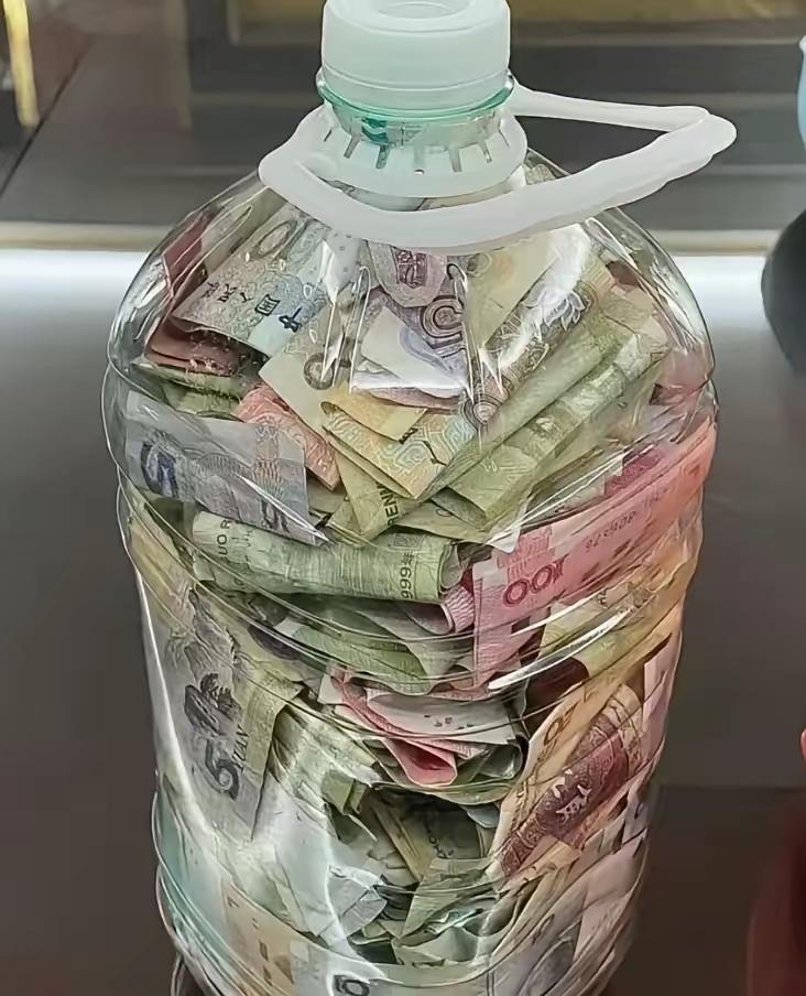 成年人很多的内耗与失眠，根源都和手里的存款息息相关。

存款的数字，潜移默化改变