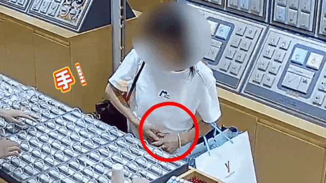 现在还有人因为贪小便宜而偷东西，真是让人无语。
上海青浦一女子周某逛首饰店，被精