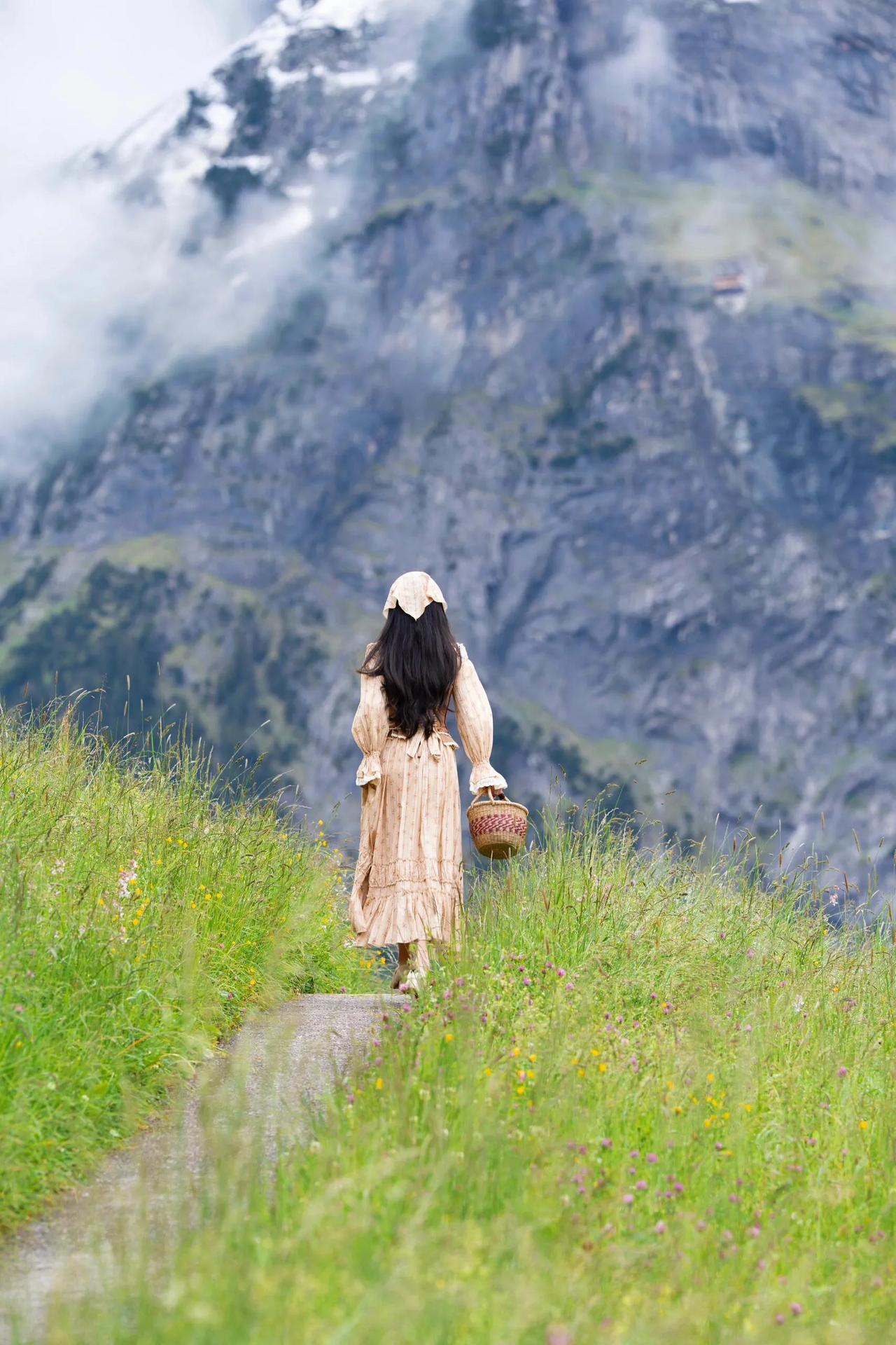 漫步山间小路感受自然的宁静与美好宁静山间风景 田园风山茶妹