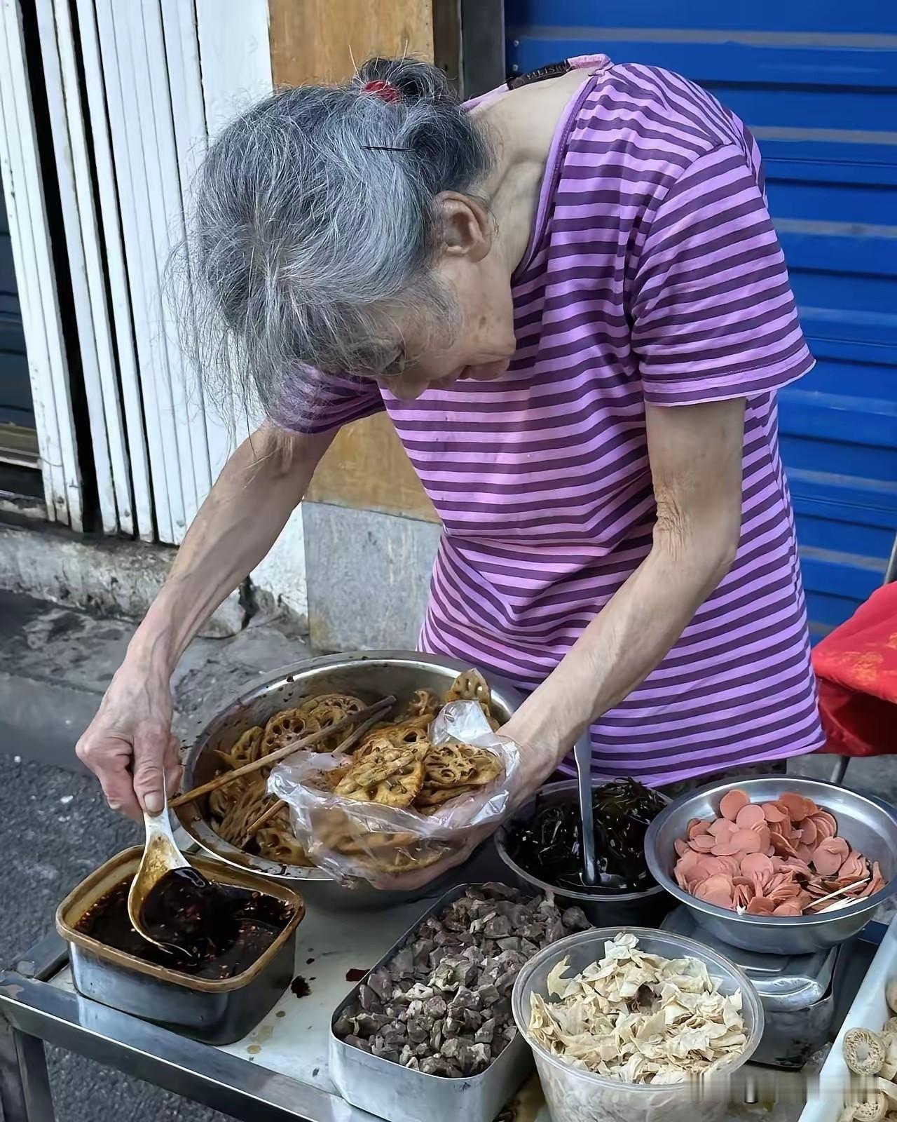 南昌一毛钱老奶奶塌房，她卖的是一勺一毛钱，十勺就十块钱，反正我好奇去打卡了一下，