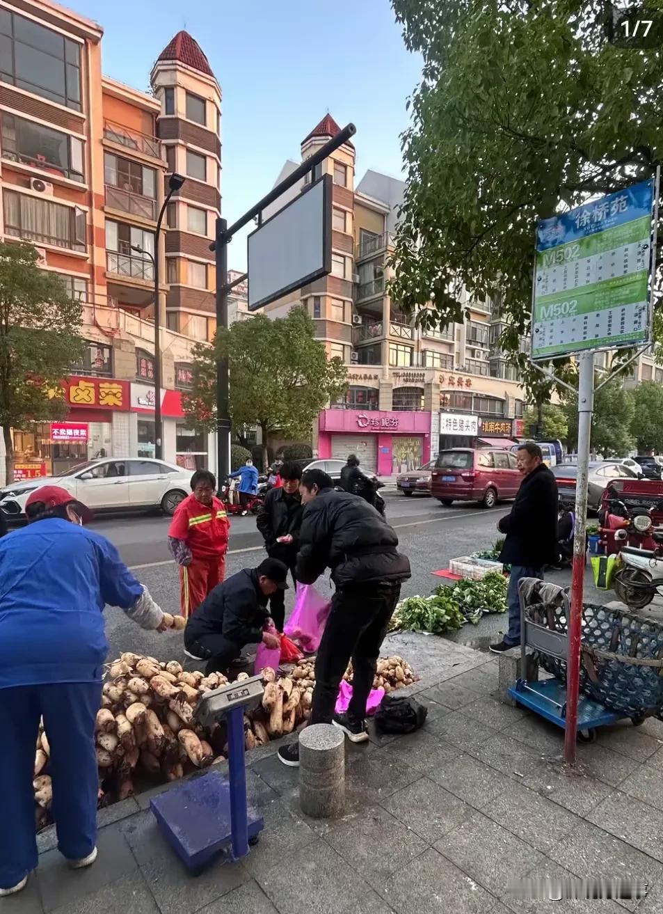 地点:合肥街头。
时间:早上7点。
老是听到说城管怎样怎样，就这些练摊人的素质，