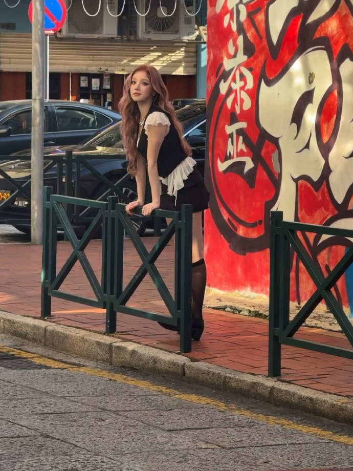 宋雨琦澳门街拍 宋雨琦澳门被偶遇 宋雨琦澳门街拍，宋雨琦澳门被偶遇，谁懂这个粉发