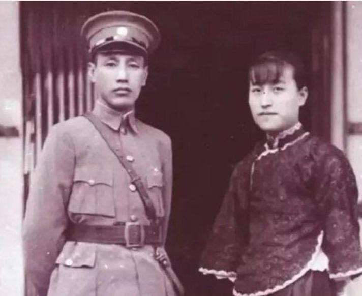 1961年，周总理在西花厅会见蒋介石前妻陈洁如，对方刚见面就红了眼眶，攥着衣角急