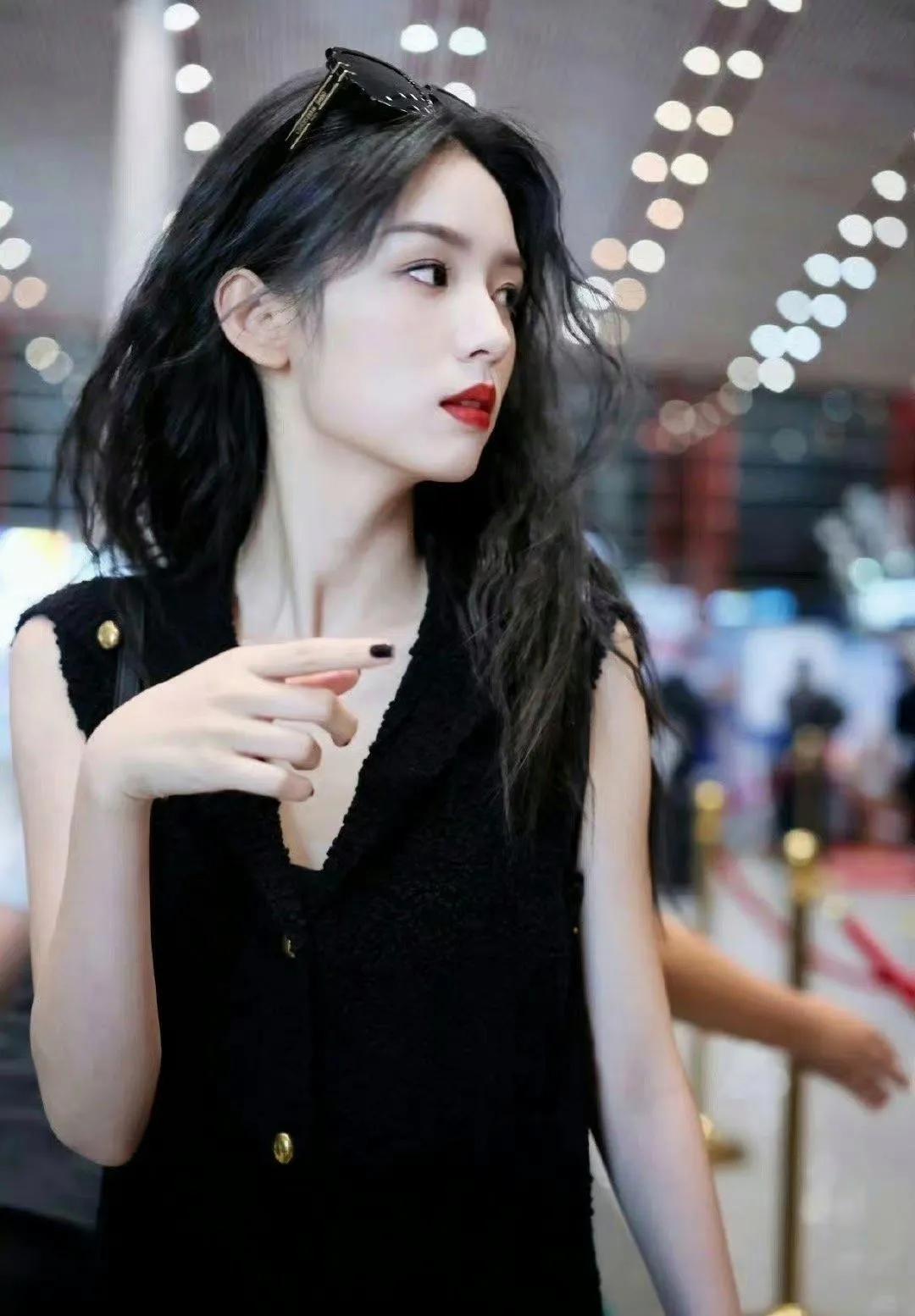 周也出发巴黎，冷艳美女，高冷又明艳，红唇冷脸又透着贵气。