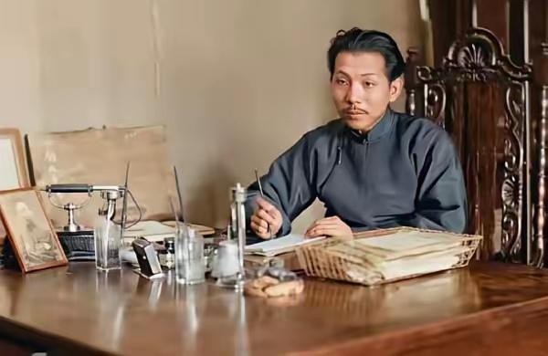 1930年在北京顺承王府办公的张学良，看着可没有少帅的潇洒风度，倒像个病秧子。其