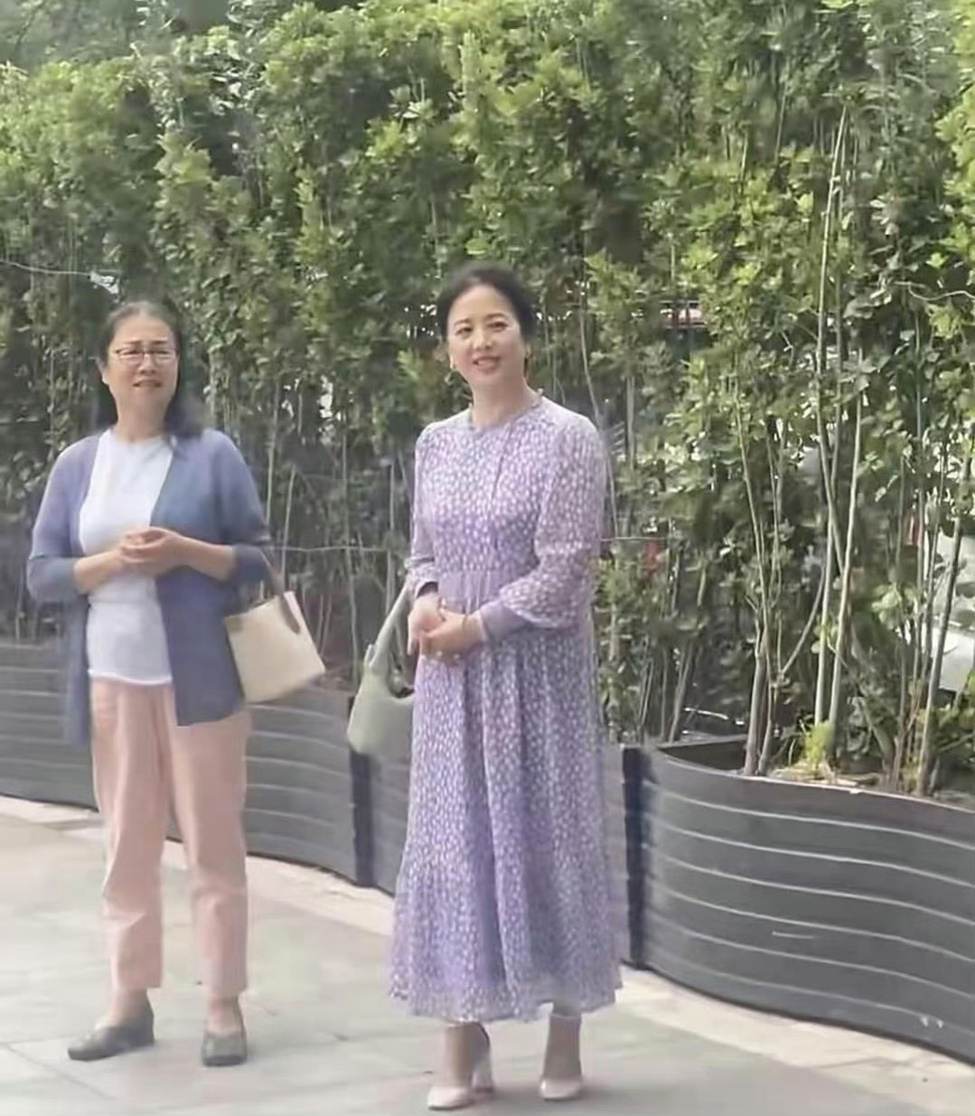 天呐！刘亦菲妈妈被偶遇，都 65 岁了，还是美得不像话！太让人羡慕。 