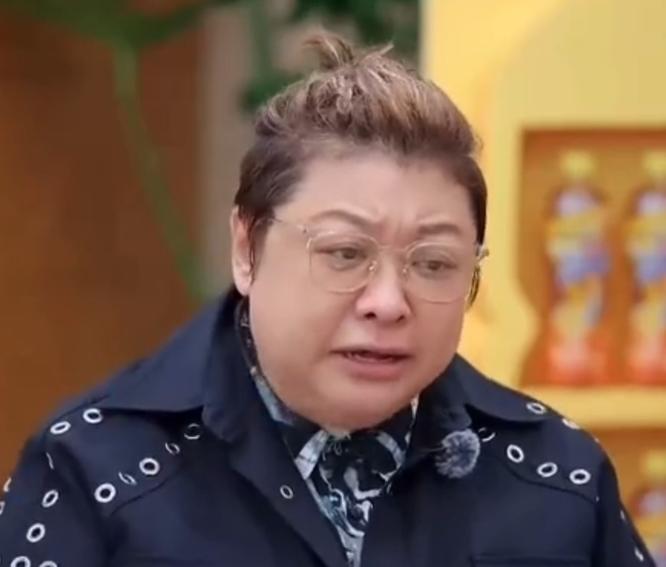 韩红录节目当场发飙，口水乱飞，这场面也是真很少见。
本身韩红身材就稍微圆润一点，