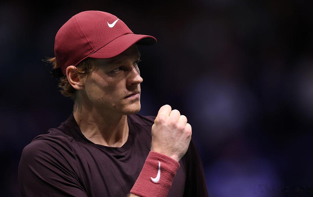 辛纳首夺巴黎大师赛冠军 以6-4/7-6(4)击败阿利亚西姆，取得室内硬地26连