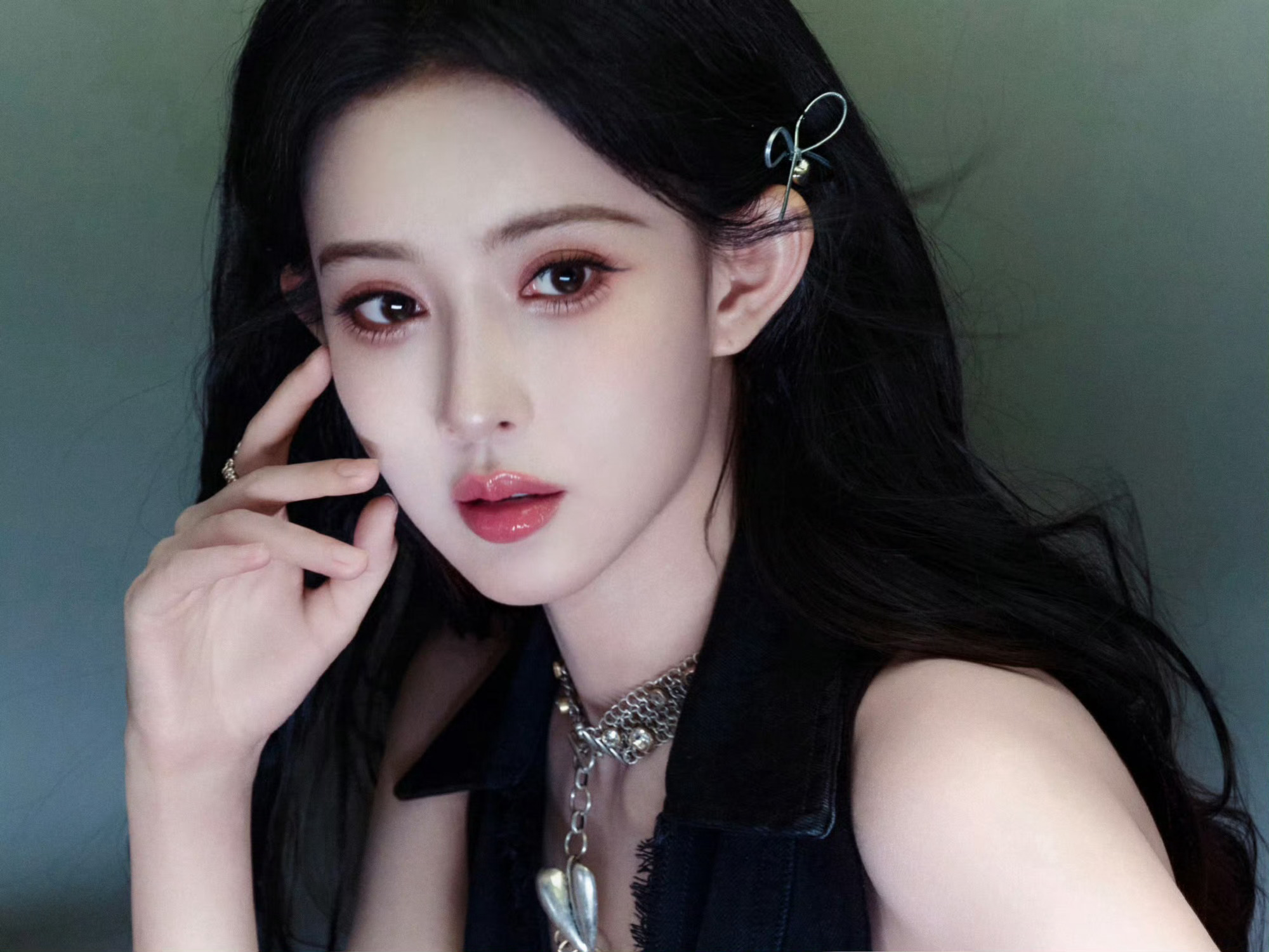 孟子义今日份造型，全黑酷飒风拿捏住了，好A好飒 拽姐气场，又美又有棱角孟子义